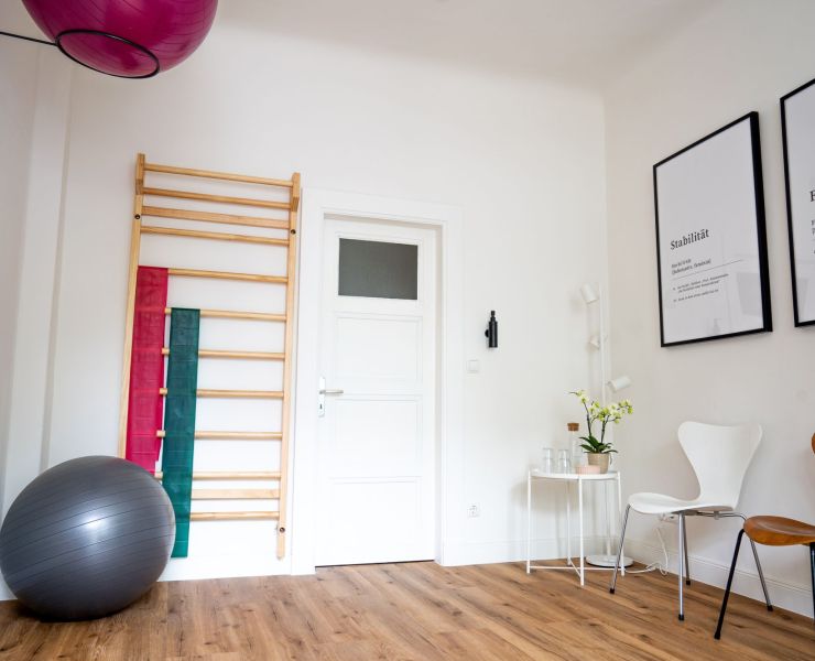 Sprossenwand und Wartezimmer in der Physiotherapiepraxis in Hamburg-Alsterdorf
